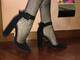 Piedi con tacco e calze