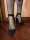 Piedi con tacco e calze